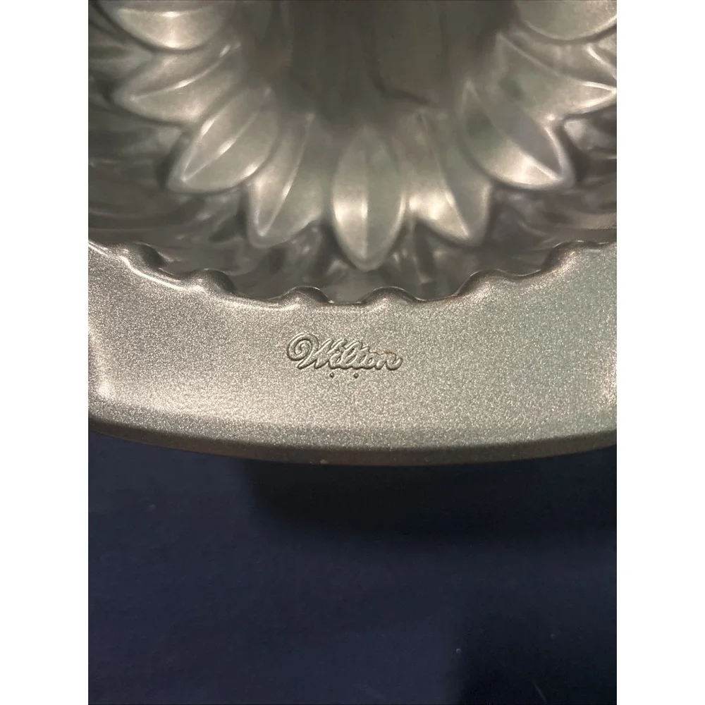 Wilton 9.75 x 3.38in Sunflower Fluted Cake Pan Non Stick Wilton Durability EUC